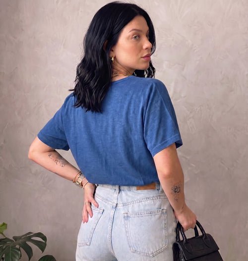 Blusinha Flora gola V azul profundo em 100% algodão estonado