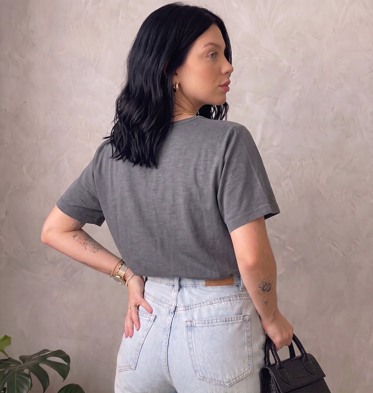 Blusinha Flora gola V grafite em 100% algodão estonado