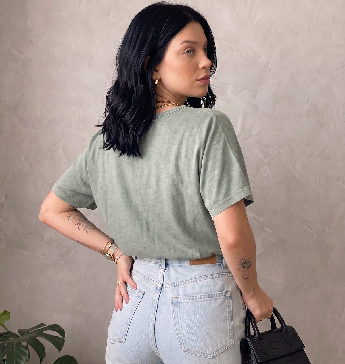 Blusinha Flora gola V verde oliva em 100% algodão estonado