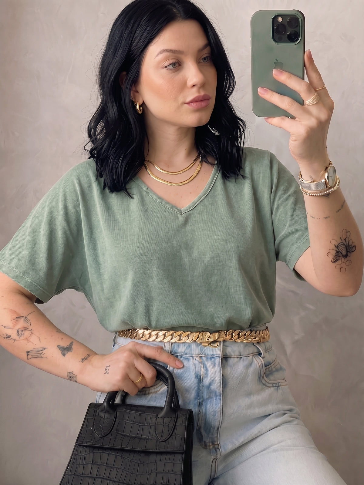 Blusinha Flora gola V verde oliva em 100% algodão estonado